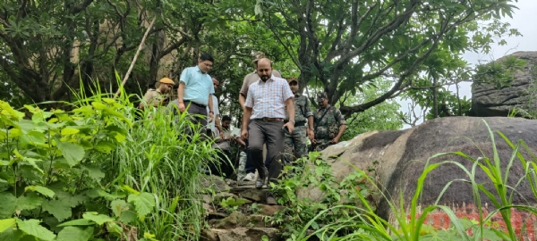निरीक्षण करते अधिकारी निरीक्षण करते अधिकारी