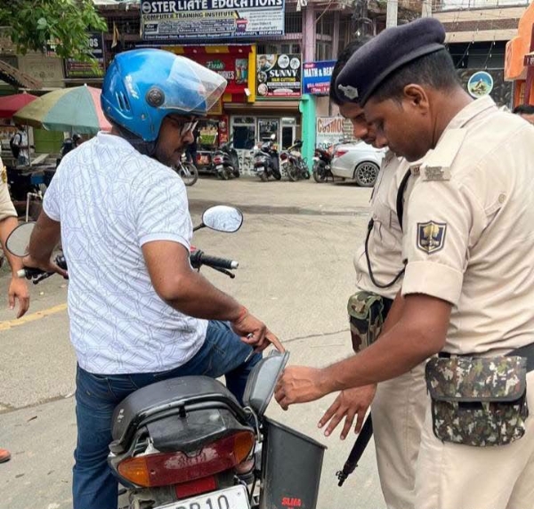 वाहन जांच करती पुलिस वाहन जांच करती पुलिस