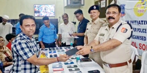 मोबाइल लौट आते एसीपी अब्दुल गफ्फार मोबाइल लौट आते एसीपी अब्दुल गफ्फार