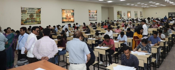 परीक्षा देते छात्र और छात्राएं परीक्षा देते छात्र और छात्राएं