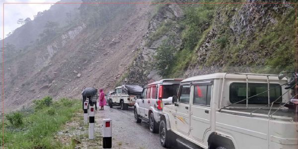 भूस्खलन से बंद राजमार्ग भूस्खलन से बंद राजमार्ग