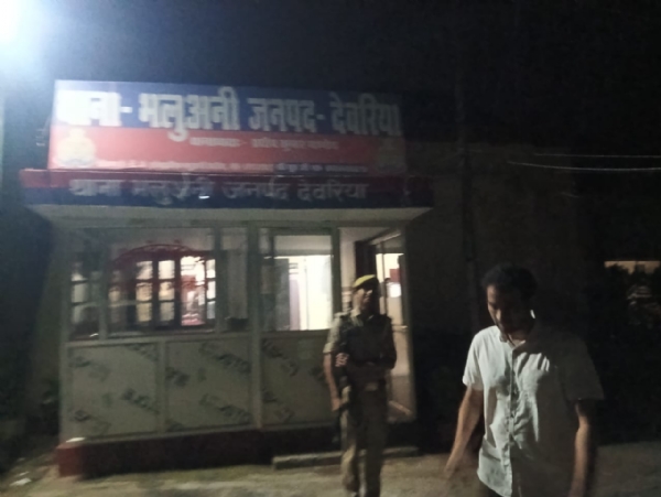 फोटो : जिलाधिकारी चेक करते थाने का फोटो : जिलाधिकारी चेक करते थाने का