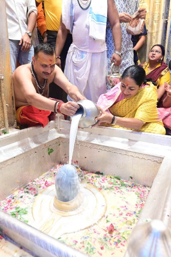 काशी में दिल्ली की मुख्यमंत्री रेखा गुप्ता बाबा काशी विश्वनाथ के श्रीचरणों में जलाभिषेक करते हुए काशी में दिल्ली की मुख्यमंत्री रेखा गुप्ता बाबा काशी विश्वनाथ के श्रीचरणों में जलाभिषेक करते हुए