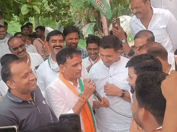 जीतू पटवारी ने मंच पर बुलाया भाजपा प्रत्याशी जीतू पटवारी ने मंच पर बुलाया भाजपा प्रत्याशी