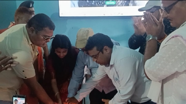 दरभंगा: नदियामी में मॉडल स्कूल का लोकार्पण करतीं विधायक मैथिली ठाकुर। समारोह में जनप्रतिनिधि, शिक्षक, छात्र एवं अभिभावक उपस्थित। दरभंगा: नदियामी में मॉडल स्कूल का लोकार्पण करतीं विधायक मैथिली ठाकुर। समारोह में जनप्रतिनिधि, शिक्षक, छात्र एवं अभिभावक उपस्थित।