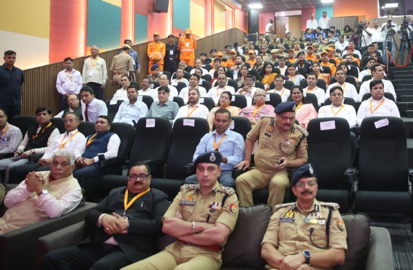 उत्तर प्रदेश राज्य आपदा प्रबंधन प्राधिकरण मुख्यालय के नवीन भवन के लोकार्पण कार्यक्रम में उपस्थित लोग उत्तर प्रदेश राज्य आपदा प्रबंधन प्राधिकरण मुख्यालय के नवीन भवन के लोकार्पण कार्यक्रम में उपस्थित लोग