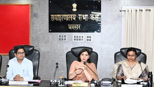 बैठक करते डीएम एसपी बैठक करते डीएम एसपी