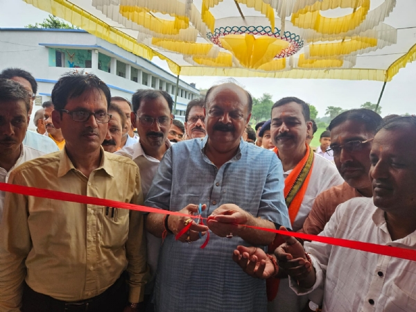फीता काटकर विद्यालय का उद्घाटन करते विधायक एवं अन्य फीता काटकर विद्यालय का उद्घाटन करते विधायक एवं अन्य