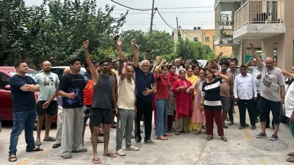 बिल्डर के खिलाफ प्रदर्शन करते लोग बिल्डर के खिलाफ प्रदर्शन करते लोग