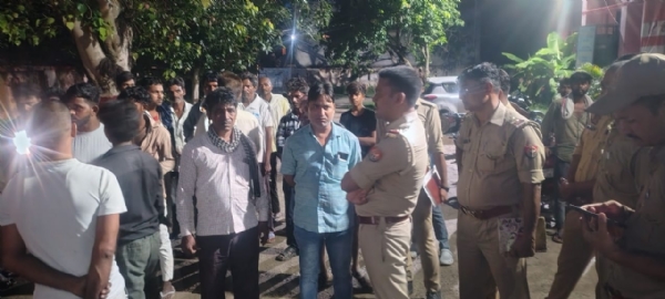 अस्पताल के बाहर लगी भीड़ अस्पताल के बाहर लगी भीड़