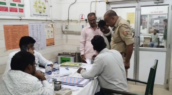 डॉक्टरों द्वारा महिला को रेफर करने दिए जाने की फोटो डॉक्टरों द्वारा महिला को रेफर करने दिए जाने की फोटो