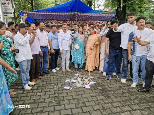 के खिलाफ फूटा जनआक्रोश, के खिलाफ फूटा जनआक्रोश,