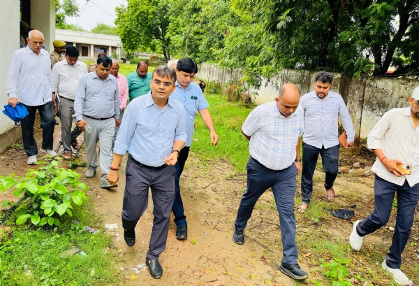 जिलाधिकारी विकास कार्यो के निरीक्षण के लिए जाते हुए जिलाधिकारी विकास कार्यो के निरीक्षण के लिए जाते हुए