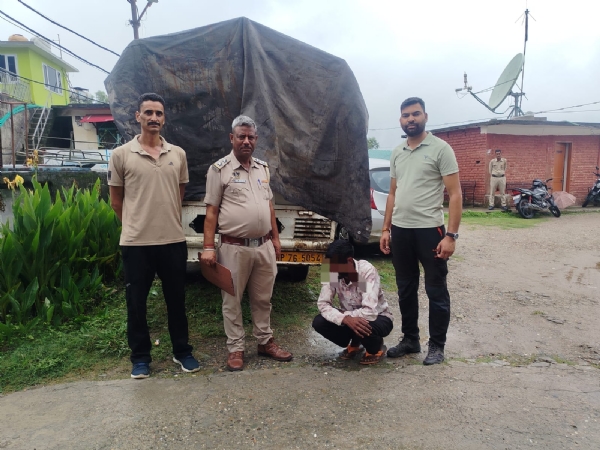 फोटोः अवैध शराब के मामले में पुलिस के साथ आरोपी। फोटोः अवैध शराब के मामले में पुलिस के साथ आरोपी।
