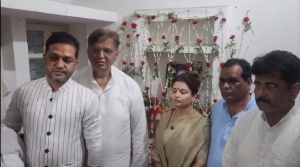 स्वर्गीय मन्नान मल्लिक के आवास पर बेरमो विधायक अपनी पत्नी और मन्नान मल्लिक के पुत्र के साथ स्वर्गीय मन्नान मल्लिक के आवास पर बेरमो विधायक अपनी पत्नी और मन्नान मल्लिक के पुत्र के साथ