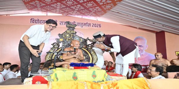 जैन मुनि समय सागर महाराज संसघ के भोपाल आगमन पर मंत्री विश्वास सारंग ने की अगवानी, लिया मंगल आशीर्वाद