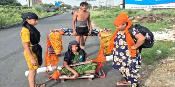 आधुनिक श्रवण कुमार बनी बहू, सास को कांवड़ में बैठाकर हरिद्वार से हापुड़ तक पैदल यात्रा