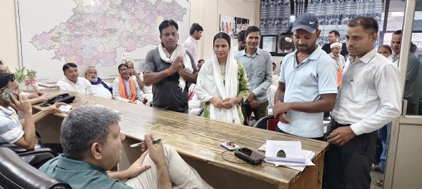 लोगों की समस्याएं सुनते कैबिनेट मंत्री आशीष पटेल। लोगों की समस्याएं सुनते कैबिनेट मंत्री आशीष पटेल।