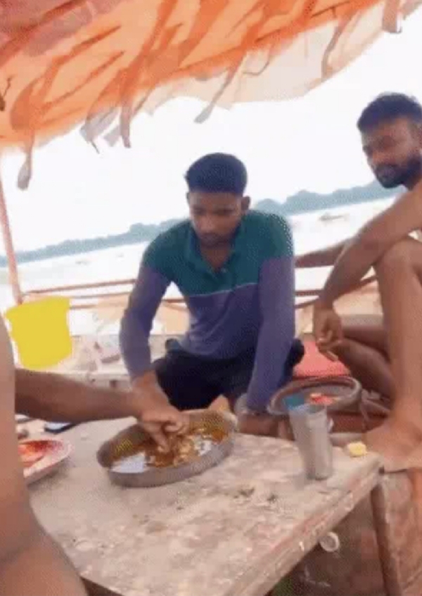 गुप्तारघाट में सरयू नदी के बीच नाव पर बीयर और मटन पार्टी करते आरोपी गुप्तारघाट में सरयू नदी के बीच नाव पर बीयर और मटन पार्टी करते आरोपी