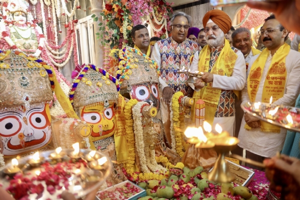 दिल्ली के उपराज्यपाल तरनजीत सिंह संधू रविवार को कमला नगर में भगवान जगन्नाथ, भगवान बलभद्र और देवी सुभद्रा की आरती करते हुए दिल्ली के उपराज्यपाल तरनजीत सिंह संधू रविवार को कमला नगर में भगवान जगन्नाथ, भगवान बलभद्र और देवी सुभद्रा की आरती करते हुए