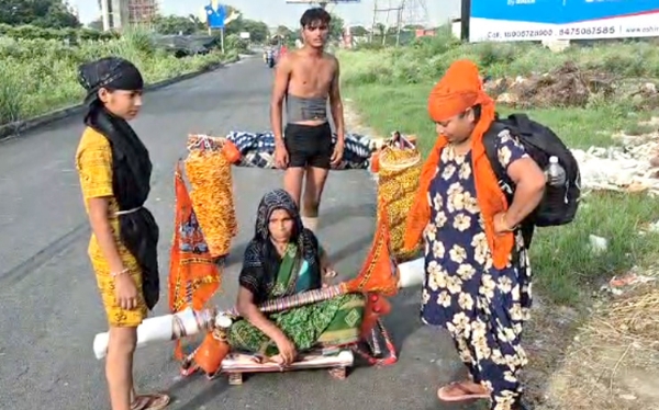 सास काे कांवड में ले जाते हुए सास काे कांवड में ले जाते हुए
