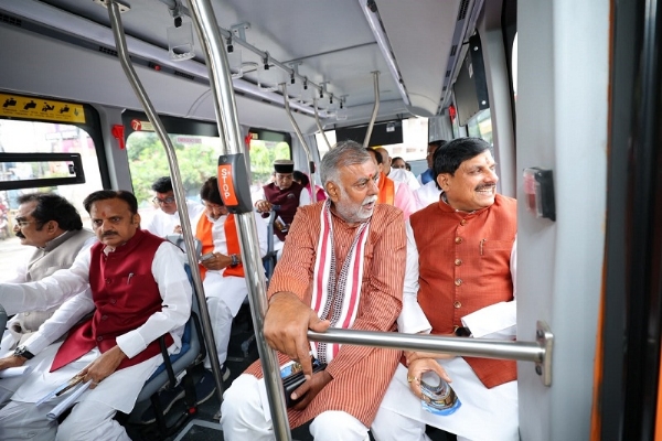मुख्यमंत्री जगदीशपुर में होने वाली मंत्रि-परिषद की बैठक में शामिल होनेमंत्रीगण के साथ ई-बस से रवाना हुए मुख्यमंत्री जगदीशपुर में होने वाली मंत्रि-परिषद की बैठक में शामिल होनेमंत्रीगण के साथ ई-बस से रवाना हुए