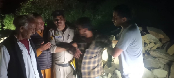 खाई में गिरे युवक का रेस्क्यू खाई में गिरे युवक का रेस्क्यू