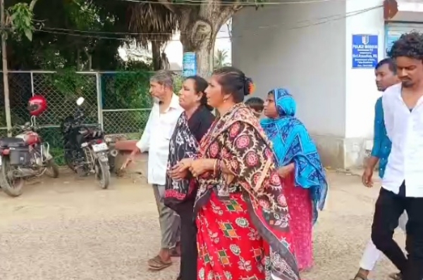 घटना से दुखद रोता बिलखता परिवार घटना से दुखद रोता बिलखता परिवार