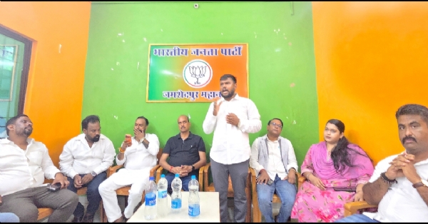 बैठक को संबोधित करते अध्यक्षता महानगर अध्यक्ष नितीश कुशवाहा बैठक को संबोधित करते अध्यक्षता महानगर अध्यक्ष नितीश कुशवाहा