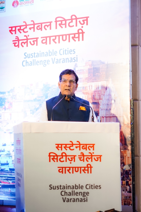 मंच से बोलते हुए मंत्री एके शर्मा मंच से बोलते हुए मंत्री एके शर्मा