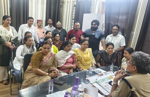 भाजपा महिला मोर्चा की प्रदेश अध्यक्ष रुचि भट्ट के नेतृत्व में पदाधिकारी एवं कार्यकर्ता डालनवाला कोतवाली पहुंचकर त्वरित कार्रवाई के लिए पुलिस अधिकारियों का आभार व्यक्त कतरी हुई। भाजपा महिला मोर्चा की प्रदेश अध्यक्ष रुचि भट्ट के नेतृत्व में पदाधिकारी एवं कार्यकर्ता डालनवाला कोतवाली पहुंचकर त्वरित कार्रवाई के लिए पुलिस अधिकारियों का आभार व्यक्त कतरी हुई।