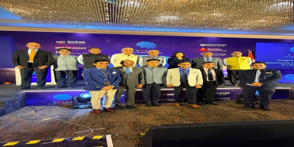 सैन्य परिचर्चा में उपस्थित वक्ता सैन्य परिचर्चा में उपस्थित वक्ता