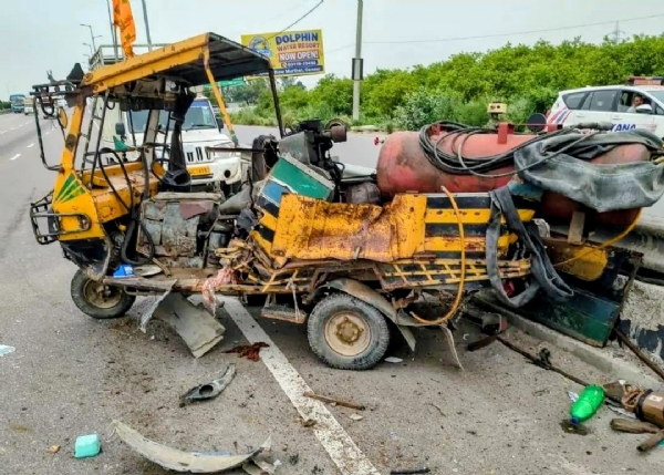 सड़क हादसे के बाद मौके से गाड़ी को उठाते पुलिसकर्मी सड़क हादसे के बाद मौके से गाड़ी को उठाते पुलिसकर्मी