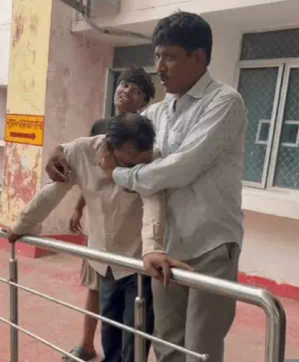 रोते बिलखते परिजनों का छायाचित्र रोते बिलखते परिजनों का छायाचित्र