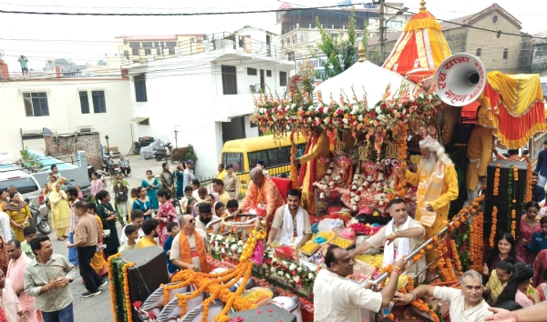 भगवान जगन्नाथ बहन सुभद्रा, भाई बलभद्र के साथ रथ में आरूढ़ होकर निकले नगर भ्रमण को भगवान जगन्नाथ बहन सुभद्रा, भाई बलभद्र के साथ रथ में आरूढ़ होकर निकले नगर भ्रमण को