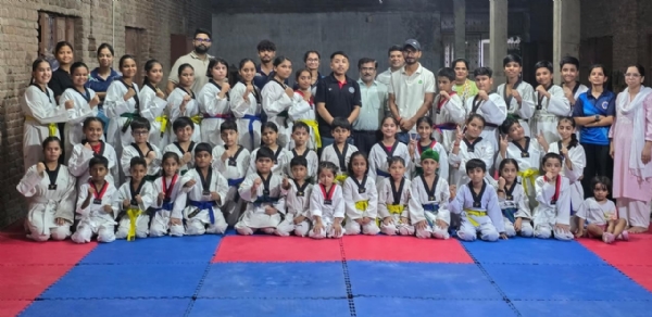 ताइक्वांडो कलर बेल्ट परीक्षा पास करने वाले खिलाड़ी। ताइक्वांडो कलर बेल्ट परीक्षा पास करने वाले खिलाड़ी।