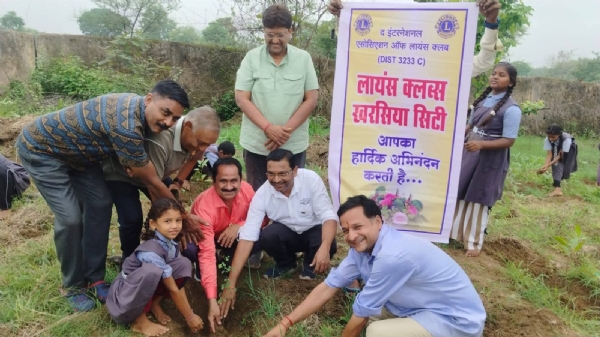 लायंस क्लब द्वारा वृक्षारोपण लायंस क्लब द्वारा वृक्षारोपण