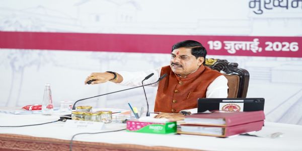 किसानों को फसल बीमा राशि अंतरित करते हुए मुख्यमंत्री डॉ. मोहन यादव किसानों को फसल बीमा राशि अंतरित करते हुए मुख्यमंत्री डॉ. मोहन यादव
