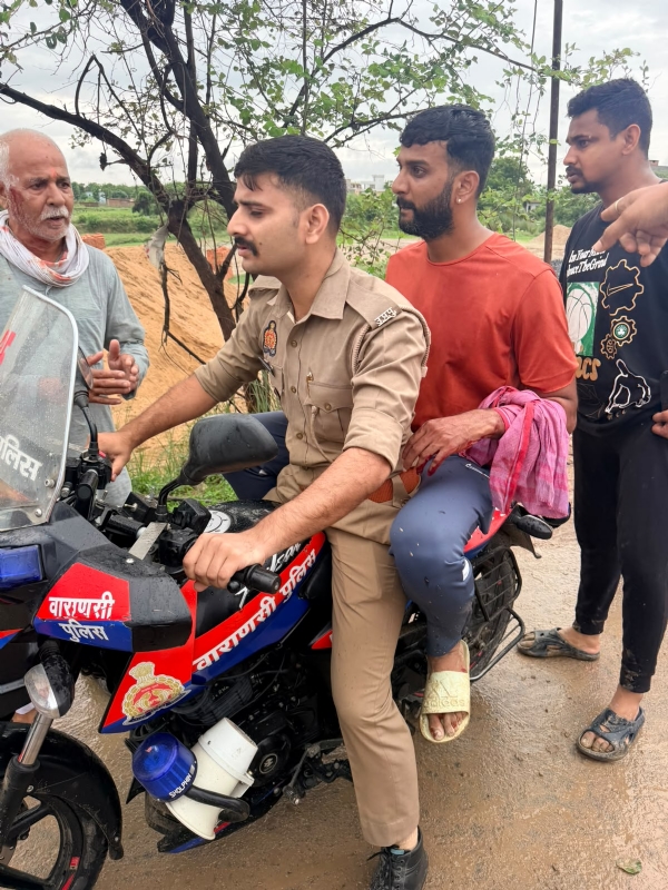 घायल को अस्पताल ले जाती पुलिस घायल को अस्पताल ले जाती पुलिस