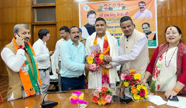 शहरी विकास मंत्री कैड़ा का अभिनंदन करते कूटा के अध्यक्ष। शहरी विकास मंत्री कैड़ा का अभिनंदन करते कूटा के अध्यक्ष।