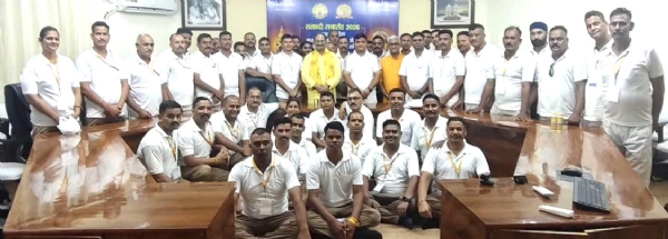 शिविर के दौरान पुलिस के जवान शिविर के दौरान पुलिस के जवान