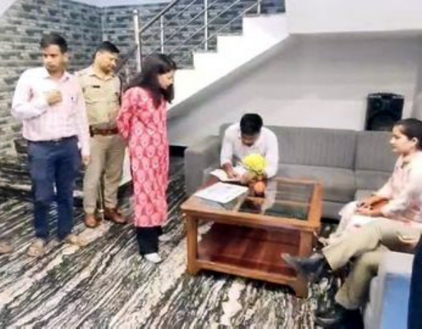 कोटाबाग में रिजॉर्ट को सील करती प्रशासनिक टीम। कोटाबाग में रिजॉर्ट को सील करती प्रशासनिक टीम।