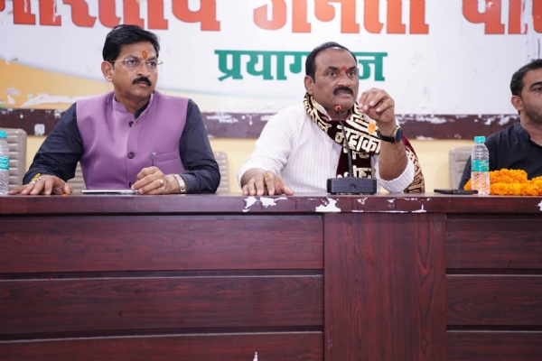 बूथ सम्मेलन को लेकर चल रही समीक्षा बैठक का छाया चित्र बूथ सम्मेलन को लेकर चल रही समीक्षा बैठक का छाया चित्र