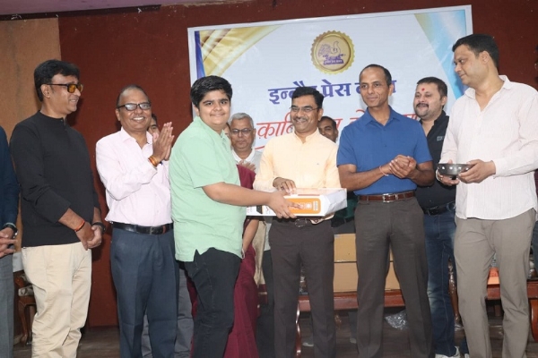 इंदौर प्रेस क्लब के काबिलियत को सलाम कार्यक्रम मे शामिल हुए संभागायुक्त इंदौर प्रेस क्लब के काबिलियत को सलाम कार्यक्रम मे शामिल हुए संभागायुक्त