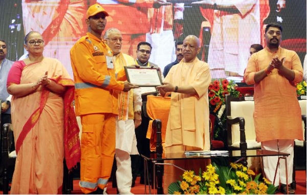 साहसिक कार्य के लिए जवान को सम्मानित करते मुख्यमंत्री साहसिक कार्य के लिए जवान को सम्मानित करते मुख्यमंत्री