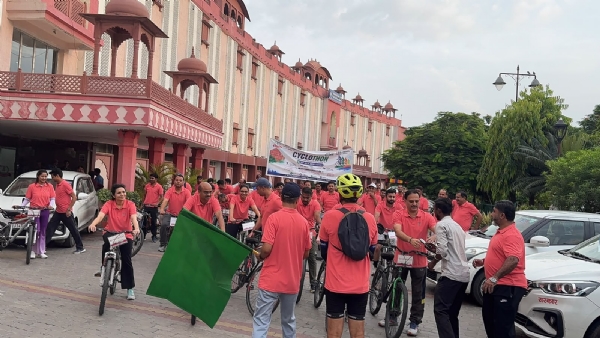 साइकिल चलाकर अधिकारियों ने दिया फिटनेस का संदेश साइकिल चलाकर अधिकारियों ने दिया फिटनेस का संदेश
