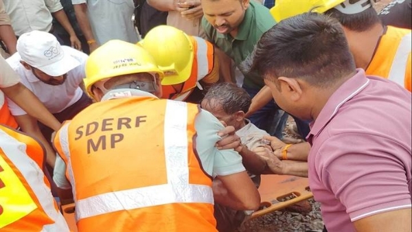 दीवार गिरने की घटना के बाद बचाव अभियान दीवार गिरने की घटना के बाद बचाव अभियान