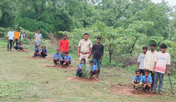 युवान कार्यक्रम के तहत एक पेड़ माँ के नाम अभियान में पौधारोपण करते विद्यार्थी युवान कार्यक्रम के तहत एक पेड़ माँ के नाम अभियान में पौधारोपण करते विद्यार्थी