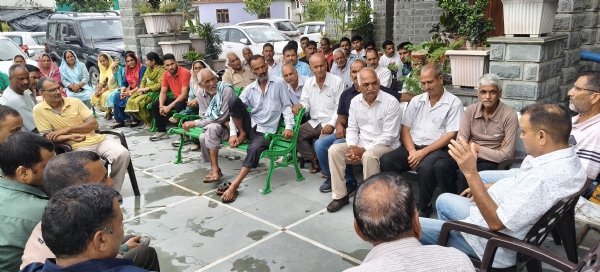 प्रकाश चौधरी से वार्तालाप करते हुए बैहना वासी। प्रकाश चौधरी से वार्तालाप करते हुए बैहना वासी।