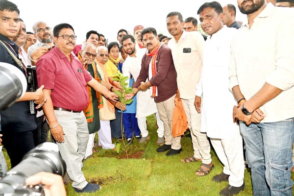 उप मुख्यमंत्री विजय शर्मा पौधारोपण करते हुए उप मुख्यमंत्री विजय शर्मा पौधारोपण करते हुए